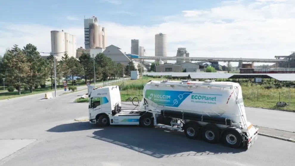 1-holcim_silo-riedel-e-lkw-zement.jpg.webp