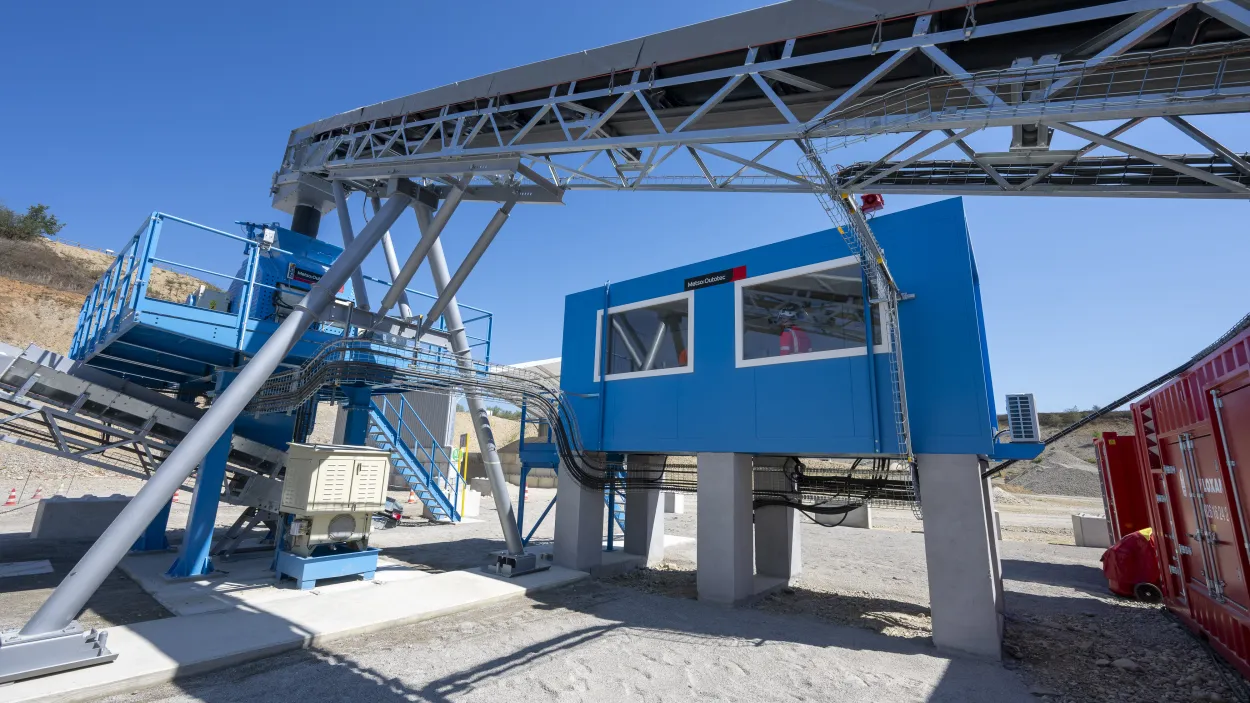 Holcim_advanced_crusher_processin_france_close_up_4