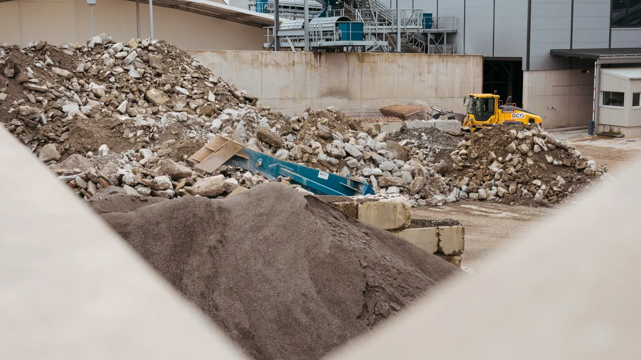 rco_materials_outside_piles