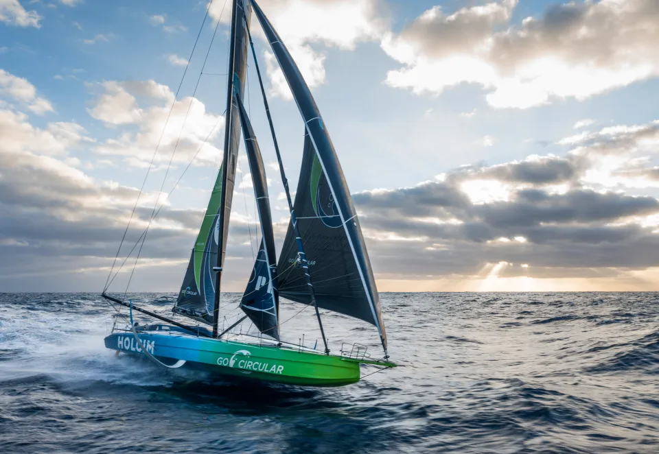 Holcim GO CIRCULAR_boat on sea