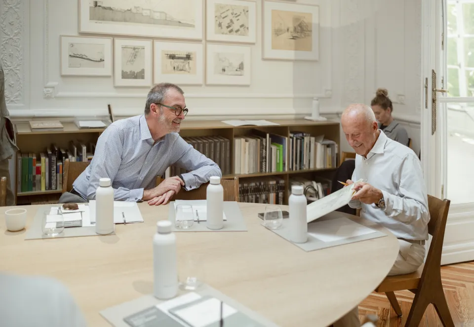 Norman Foster explaining Shelter Holcim project