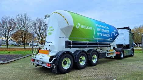 holcim_electric_truck_mercedes_benz.jpg